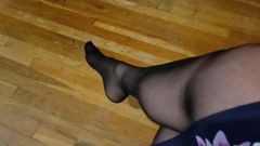 Дражнити ногу сексуальними чорними колготками в п'ятницю вдень