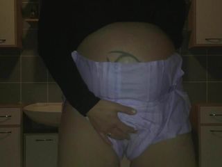 Embarazada meando en su pañal