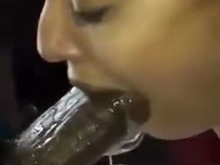 Femeie latino cu sex oral adânc în gât cu o mulțime de scuipat