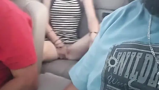 Cewek hot rambut pirang ini lagi asik muasin memeknya pakai dildo di kursi belakang mobil convertible