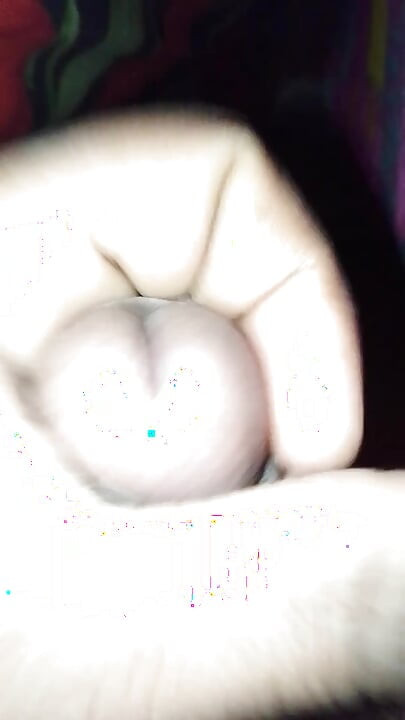 Мастурбує під ковдрою