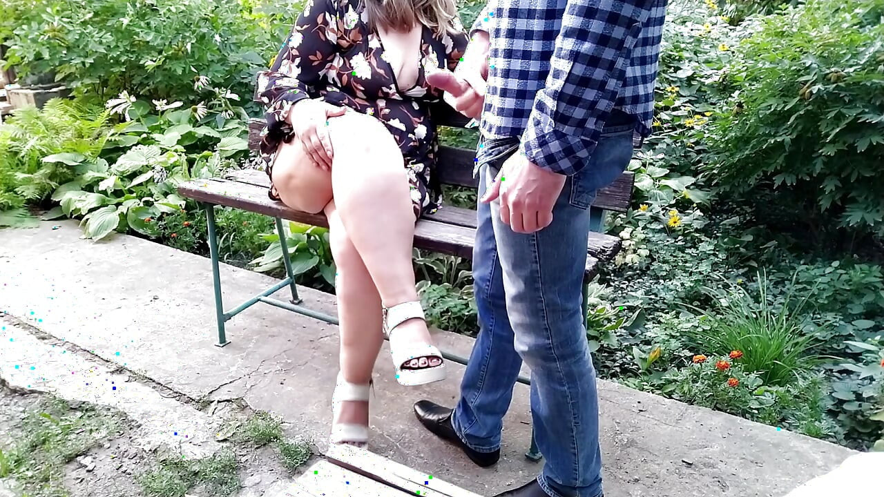 Üvey oğul üvey annesinin çıplak bacaklarına boşalıyor