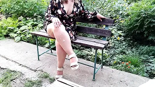 Stiefsohn kommt auf die nackten beine der stiefmutter