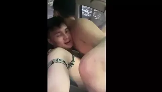 Un garçon sexy tw Pinoy Wheeler baise dans la voiture