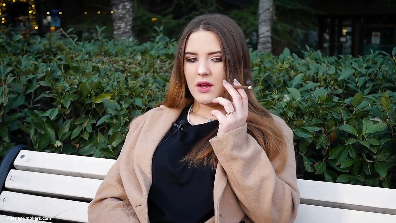 Ruskinja provodi pauzu za ručak pušeći 1 cigs