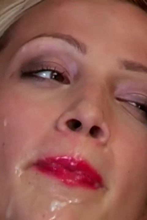 Emziren kız iki adam tarafından sikiliyor