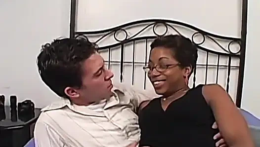 Ebenholz-schätzchen bekommt einen riesigen creampie