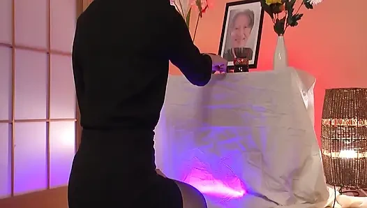 P113G07 Brush down the brush of the deceased husband's son-in-law's virgin! Perverted SEX of a beautiful widow who cums in front of her remains!