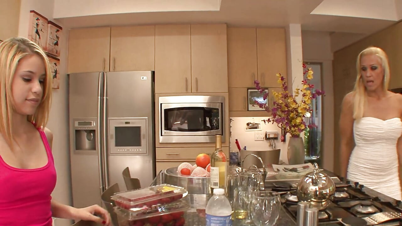 Verführerische blonde MILF wird von einem süßen lesbischen teenager gefingert