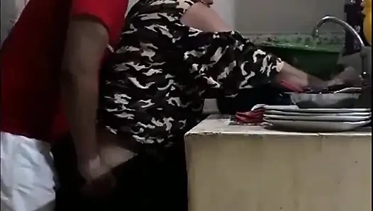 Angestellte beim geschirrwaschen gefickt - meine frau hat uns fast erwischt