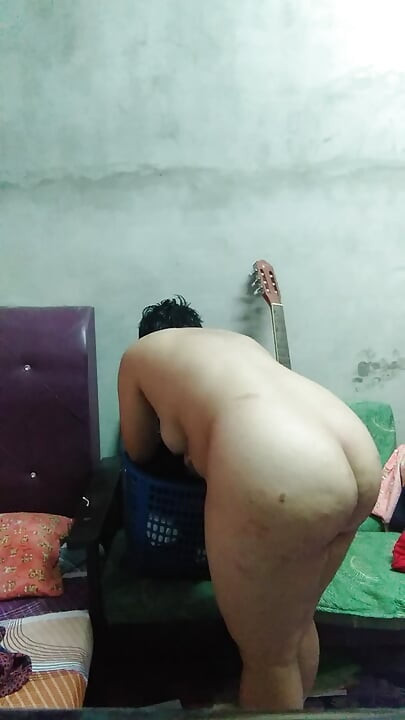 Tôi vẫn còn miếng đệm của mình nhưng âm hộ của tôi muốn chảy tràn tinh dịch