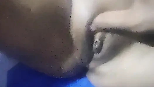 Üvey erkek arkadaşı amcığını üvey sevgilisine gösterdi ve masaj yaptırıyor