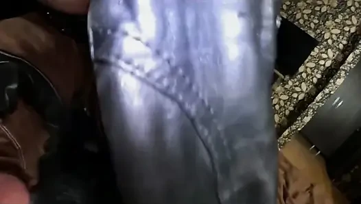 Schwarze Lederjacke & glänzende Hose cameltoe necken, halsfick und kommen auf Leder