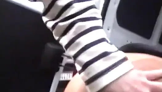 Ein kaputter Fahrer wird mitten in einer Industriezone von einem Taxi gefickt!