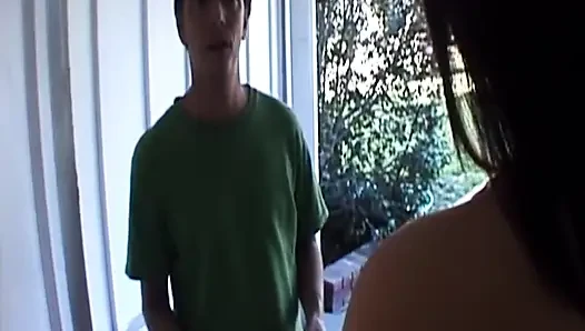 Olgun esmer orta yaşlı seksi kadın derin parmaklama ve yarak için açıyor