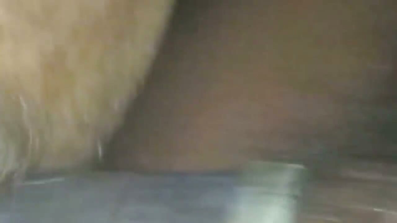 Eine versaute Kleine im Bett ihrer Freundin aufreißen