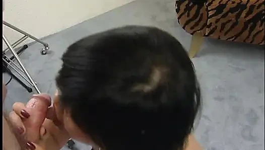 Asyalı piliç oyuncu seçmelerinde amını sikiyor ve sert yarak emiyor