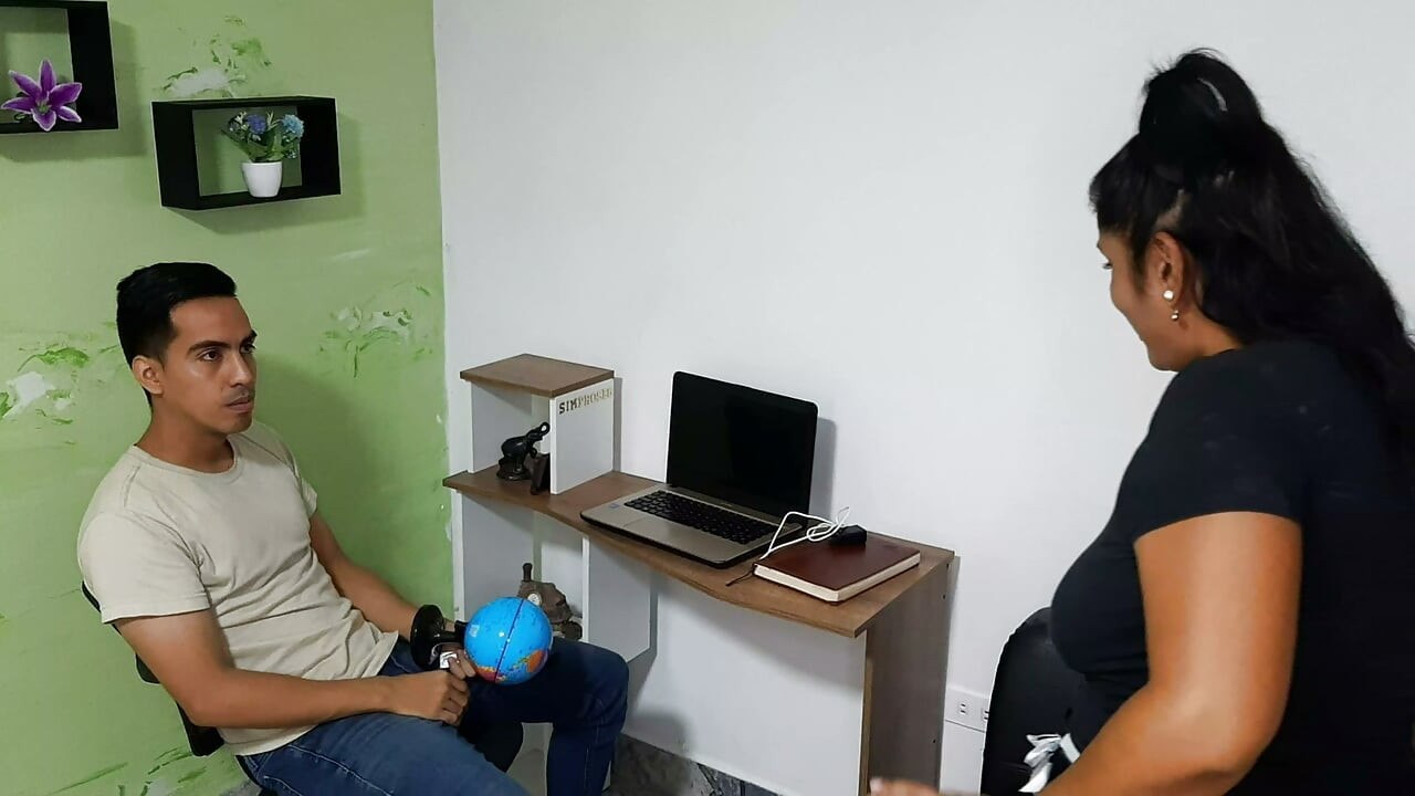 सुंदर गर्म एमआईएलए अपने सौतेले बेटे के लंड से प्यार करता है