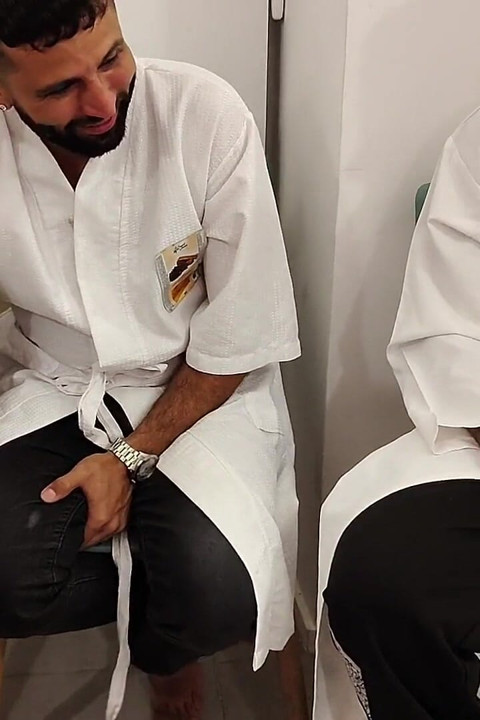 Dwóch przyrodnich brata fizjoterapeuty uderzyło penisa krasnoluda