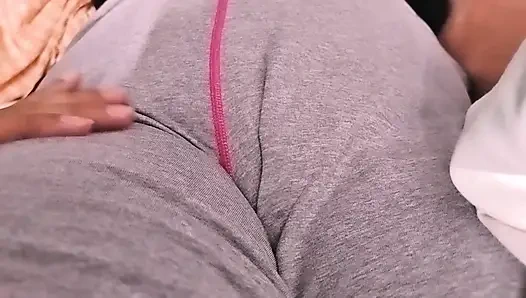 Meine freundin über ihren pijamas streicheln, bis sie sich aus zieht!