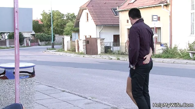 Мужик шпилит свою молодую жену за деньги