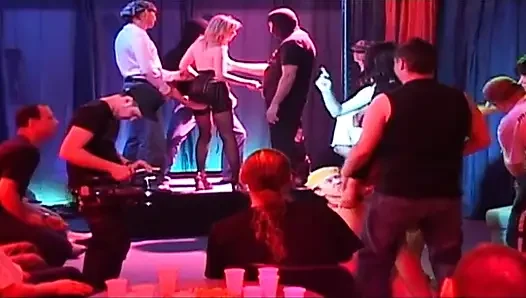 Blondes schätzchen gangbang von geiler menschenmenge in wilder club-orgie