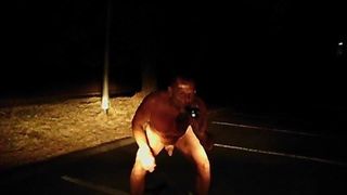 Akexhessen1: ночная шлюха играет с задницей на улице