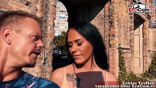 Erocom date - une MILF latina allemande se fait baiser en public