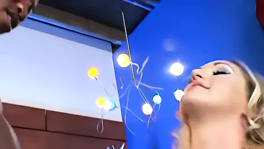 Cewek rambut pirang toket besar dientot habis-habisan sama kontol besar pria kulit hitam