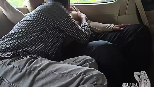 Eğlenceli bir şey yapalım, tesettürlü üvey kız kardeşimle arabada sıkı amcıkla seks - minokiiko