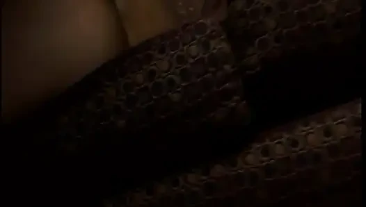 Hamile kadın kocasının yarağının üstüne çıkıyor ve onu kanepede memnun ediyor
