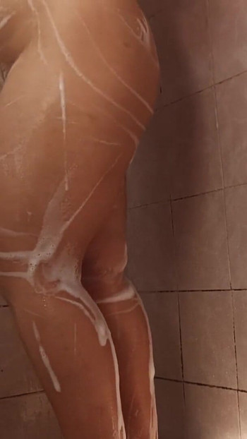 Brineta sa velikim dupetom se tušira | Klip 1