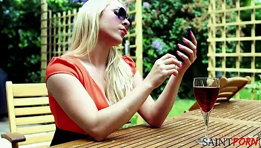 Victoria summers dan suaminya lagi asyuh di depan kamera