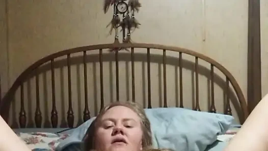 Cewek aduhai ini lagi asik masturbasi memeknya sampai muncrat