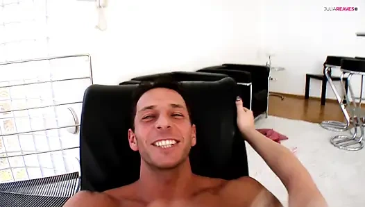 Горячая девушка стонет, пока хуище всовывает ее тугую задницу