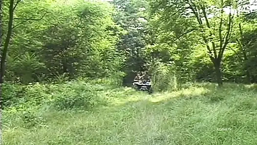 Некоторые девушки обожают мотоциклет и экстремальный секс в стране