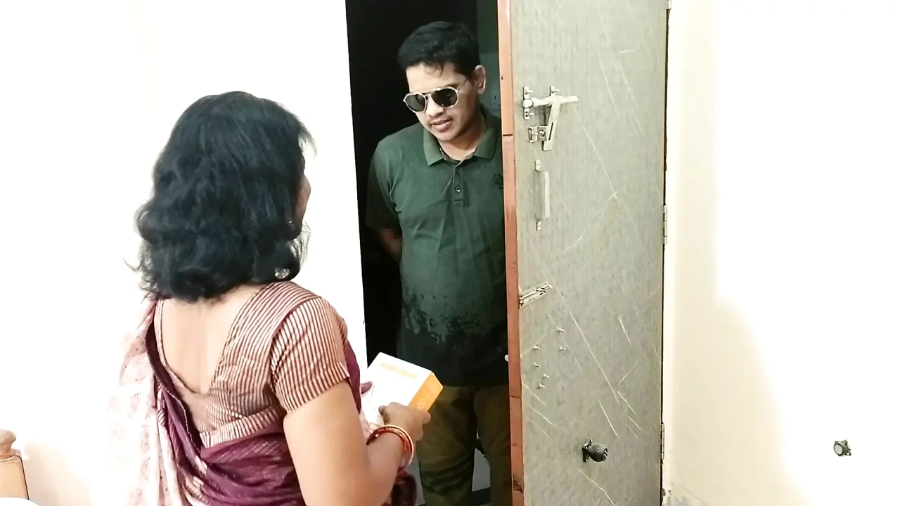 Indian Super Sexy Cute Bhabhi Hardcore Sex with Mobile Company Delivery Executive-Full Masti in Saree Blouse
