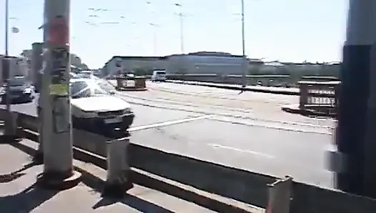 Azgın adam ve sürtük esmer açık havada sert sikiş seansı yapıyor
