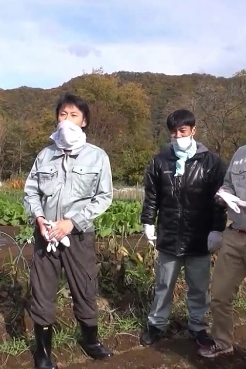 मोहक काले बाल वाली बेब कामोत्तेजक खेल में विस्फोटक चरमसुख के लिए ऊँगली करती है