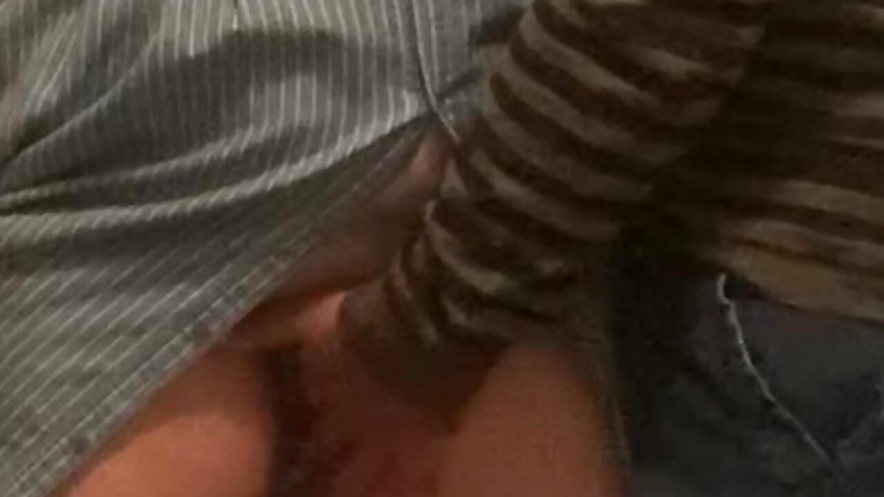 Un străin bătrân la întâmplare fute cu degetul o fată curvă în public