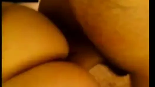 Güzel sarışın piliç zevkle çikolata yarağını yalıyor ve emiyor