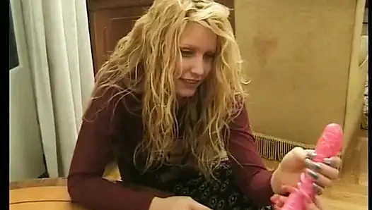 Di dalam dua pelacur itu, ini adalah waktunya bermain dildo!