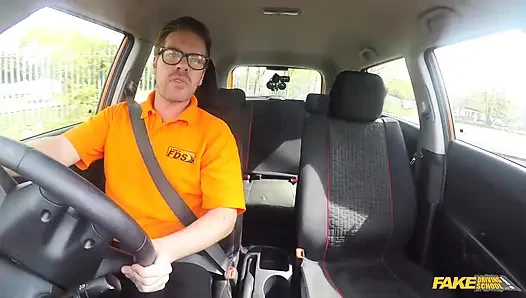 Fake driving college - schmutziger creampie und tiefe kehle blowjob-action