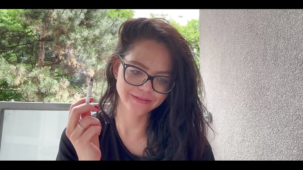 Fumar durante a resposta no My Fansly para suas mensagens