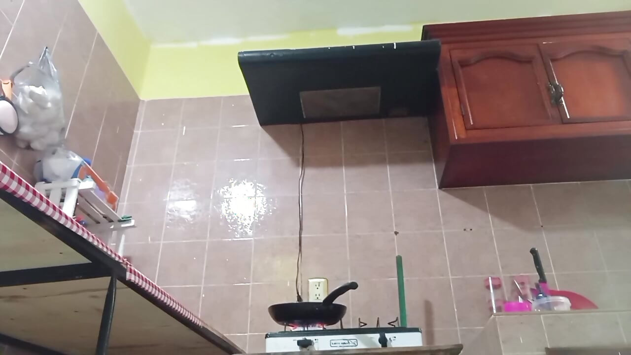 She sends me a video while she walks in the kitchen in cachetero 4