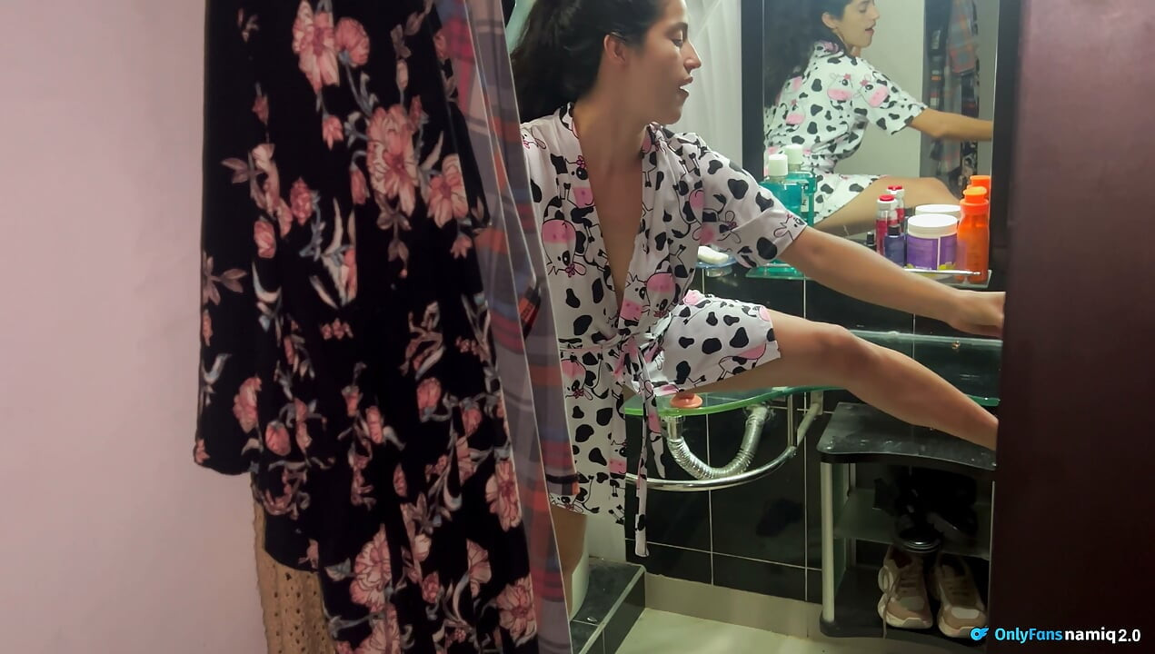 În timp ce se masturbează cu mâna, îi ofer gura mea ca să o umple cu spermă