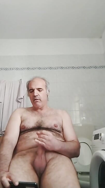 Puno pišanja u umivaoniku, dugo drkanje i prljavi jezik