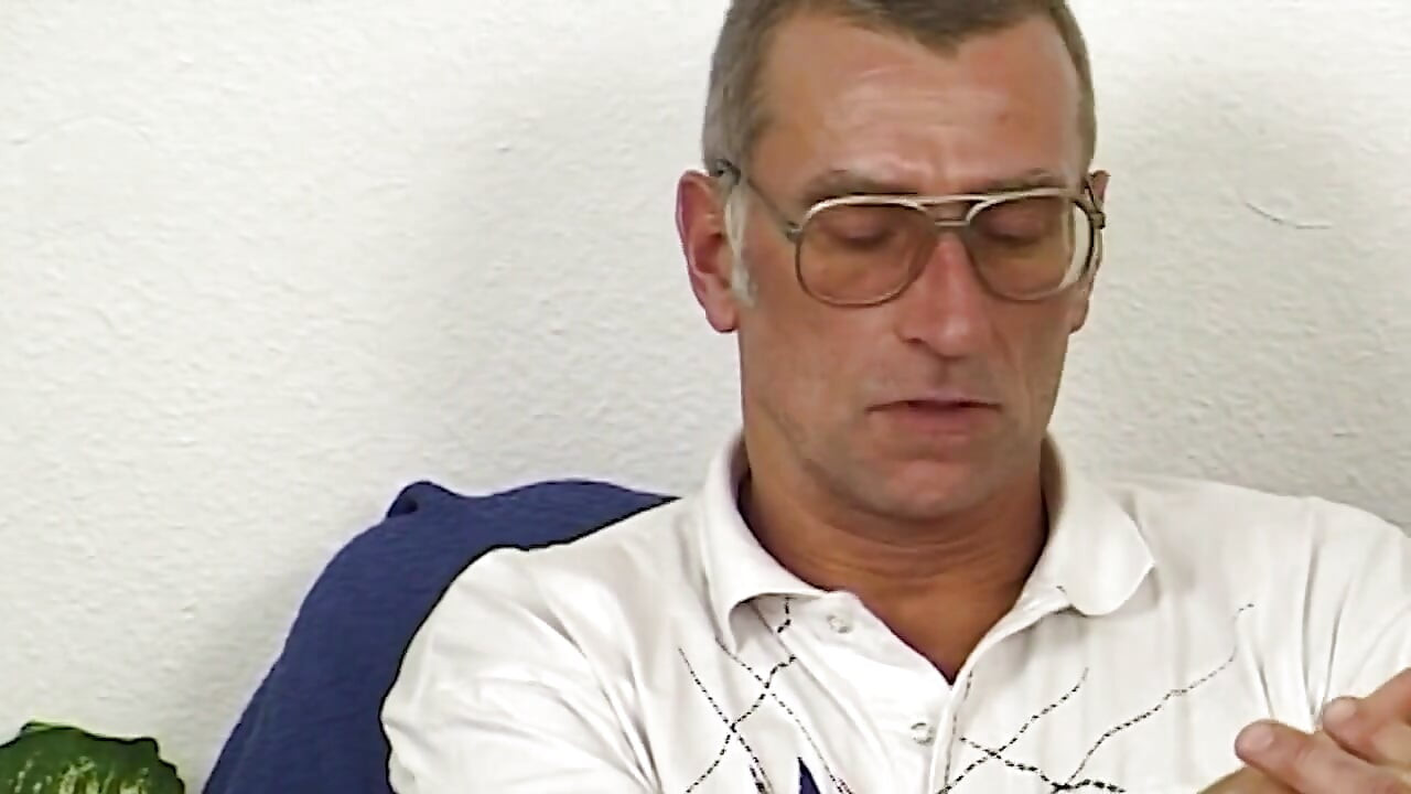 Zrela plavuša stisne glavić kurca prije dubokog prstovanja