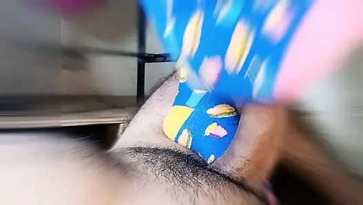 Jerami dengan kaki memakai stoking yang sangat lucu