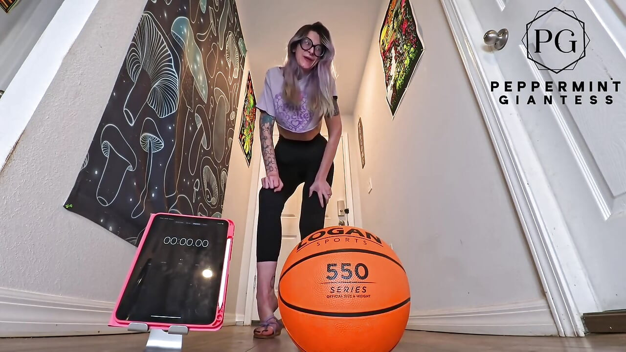 6'7 高挑女神单手篮球挑战这些巨大的手能支配多久？